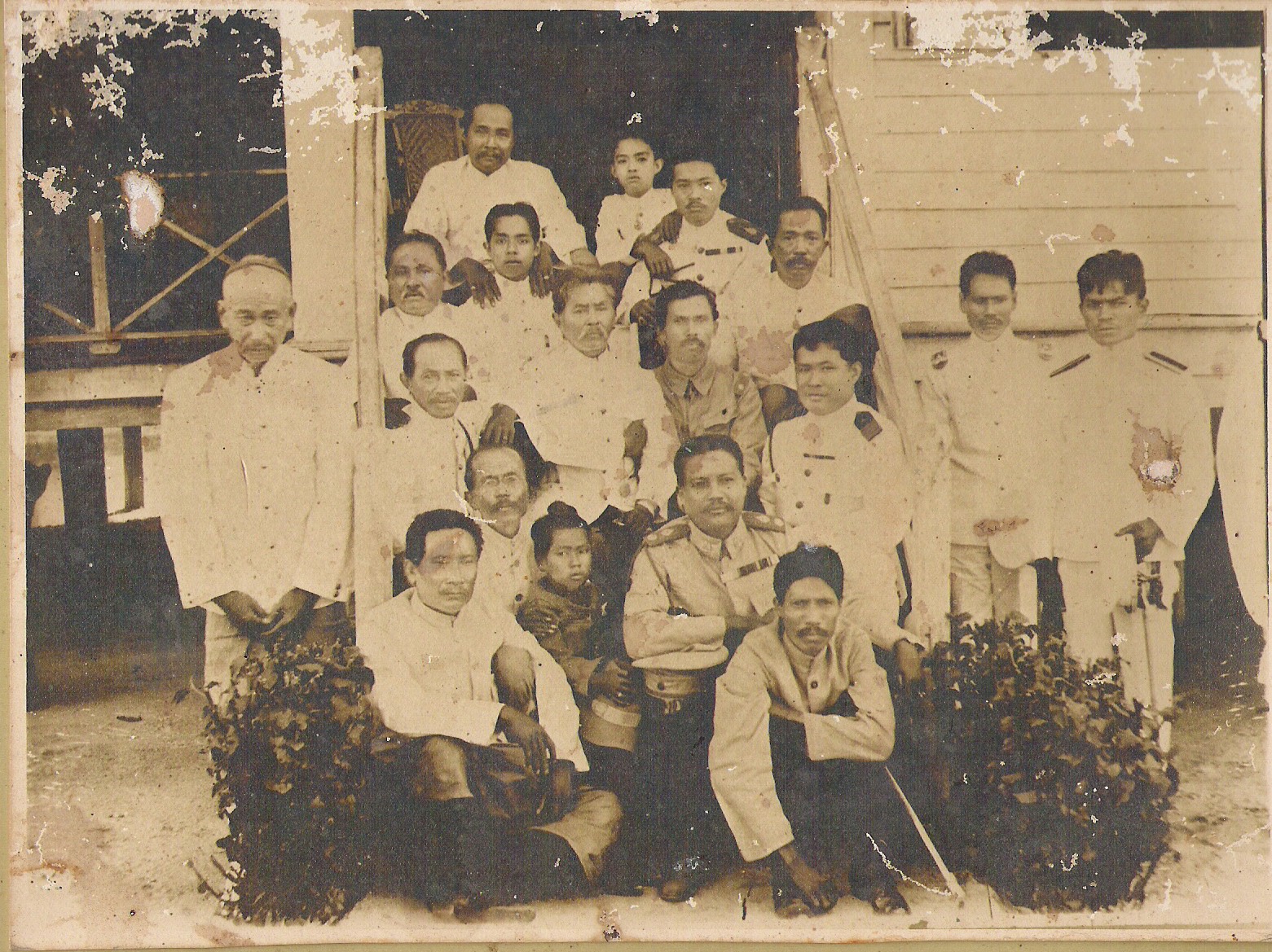 หลวงอำนาจจีนนิกรยืนอยู่ด้านซ้ายมือสุด